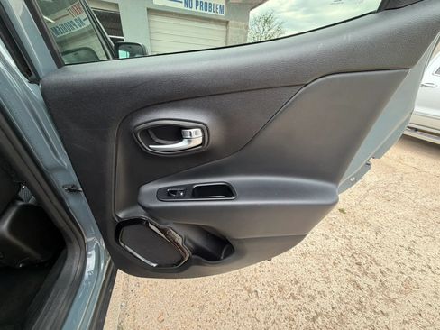 Used 2018 Jeep Renegade Altitude w/ UConnect 8.4 Nav Group FWD image 18