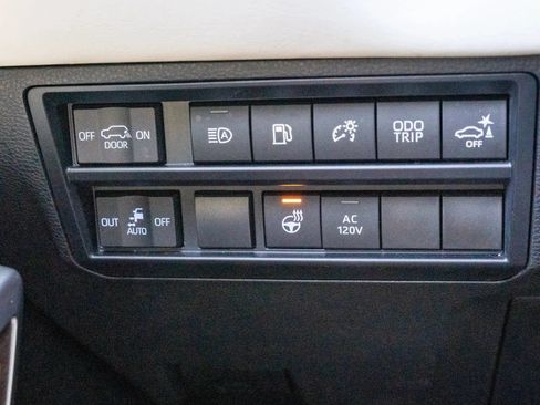 Used 2023 Toyota Sequoia Capstone AWD/4WD image 30