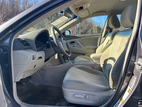 Used 2010 Toyota Camry LE image 7