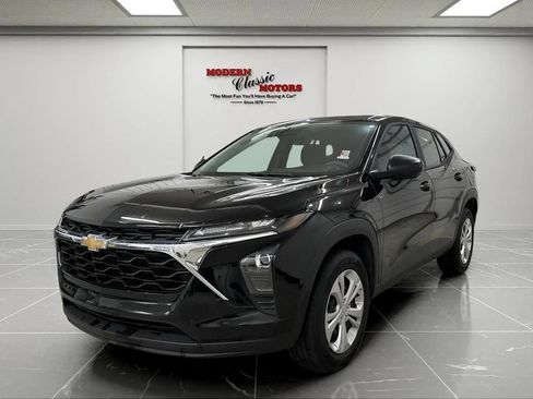 Used 2026 Chevrolet Trax LS FWD image 3
