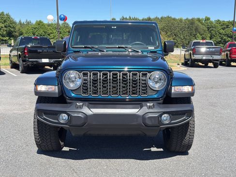 Used 2025 Jeep Gladiator Sport AWD/4WD image 3