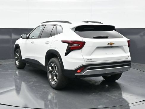 Used 2025 Chevrolet Trax LT w/ LT Convenience Package FWD image 8