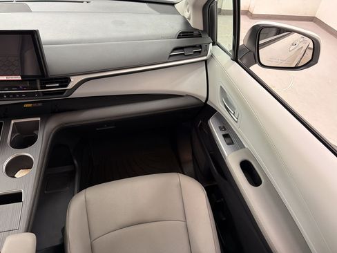 Used 2025 Toyota Sienna XLE w/ XLE Plus Package AWD/4WD image 29