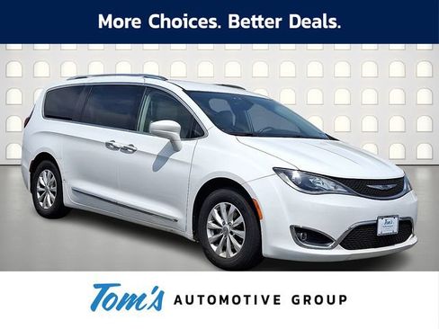 Used 2018 Chrysler Pacifica Touring-L FWD image 1