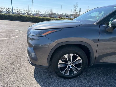 Used 2022 Toyota Highlander XLE image 2