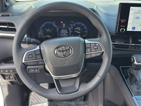 Used 2025 Toyota Sienna Limited image 21