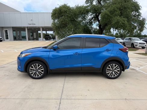 Used 2024 Nissan Kicks SV FWD image 3