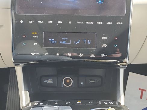 Certified 2024 Hyundai Tucson Limited AWD/4WD image 18
