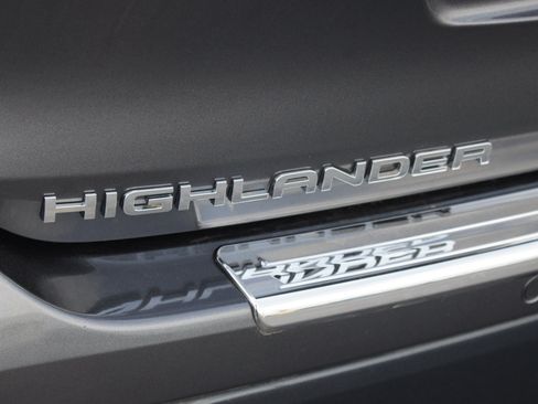 Used 2025 Toyota Highlander Limited AWD/4WD image 19