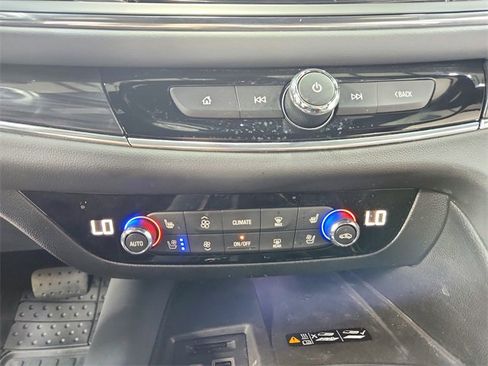 Used 2024 Buick Enclave Premium image 32