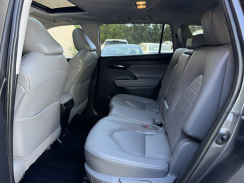 Used 2021 Toyota Highlander XLE image 13