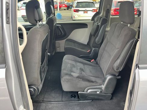Used 2016 Dodge Grand Caravan SE image 16