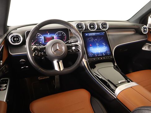 Used 2023 Mercedes-Benz GLC 300 4MATIC image 2