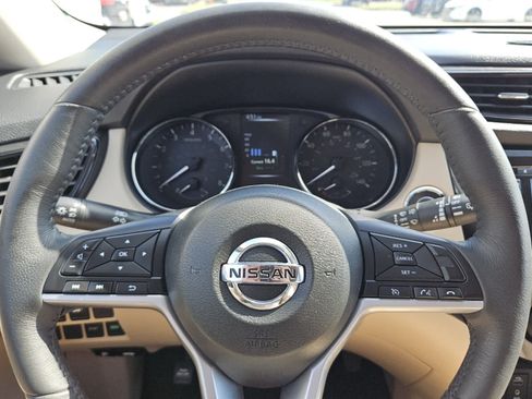 Used 2017 Nissan Rogue SV w/ SV Premium Package FWD image 11