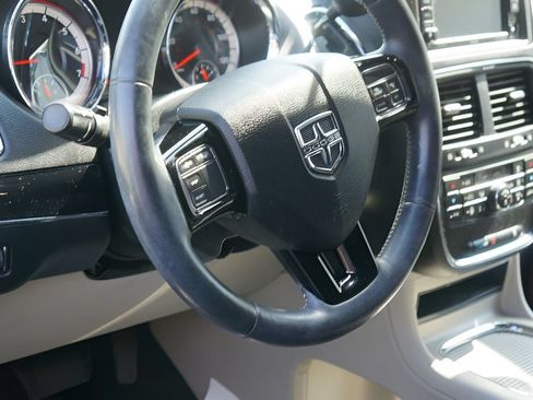 Used 2017 Dodge Grand Caravan SXT w/ Driver Convenience Group FWD image 14