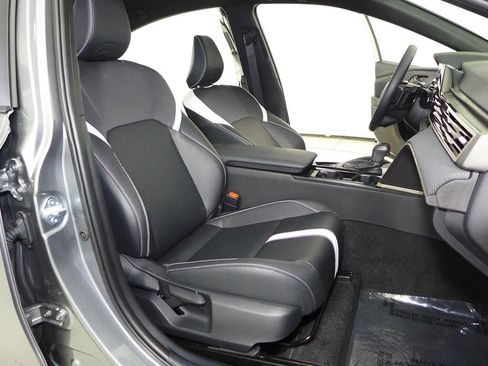 Used 2025 Toyota Camry SE w/ Convenience Package image 18