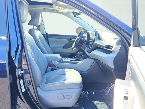 Used 2021 Toyota Highlander XLE AWD/4WD image 16
