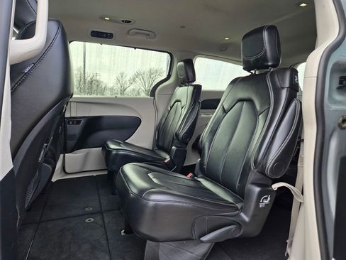 Used 2024 Chrysler Pacifica Touring-L image 27
