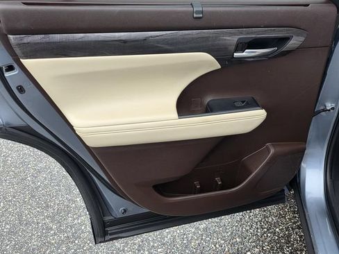 Used 2022 Toyota Highlander Platinum FWD image 41