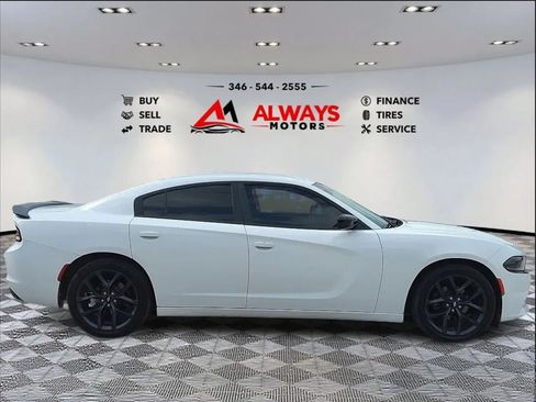 Used 2019 Dodge Charger SXT w/ Blacktop Package RWD image 4