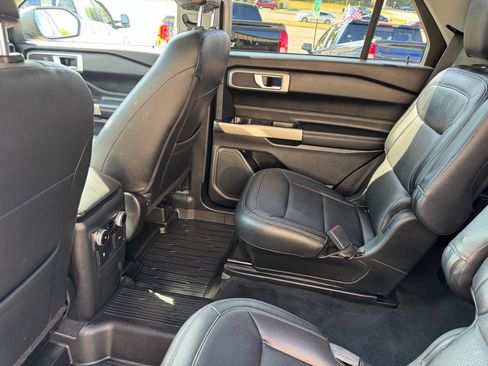 Used 2022 Ford Explorer XLT RWD image 14