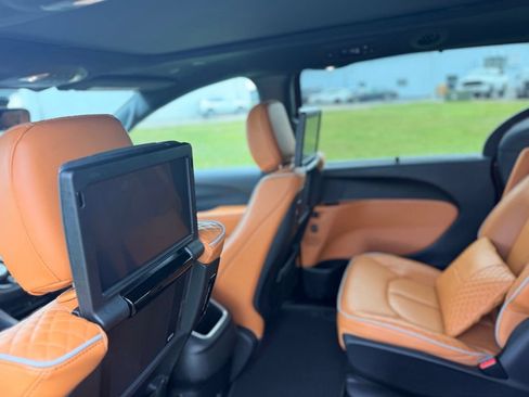 Used 2022 Chrysler Pacifica Pinnacle AWD/4WD image 13