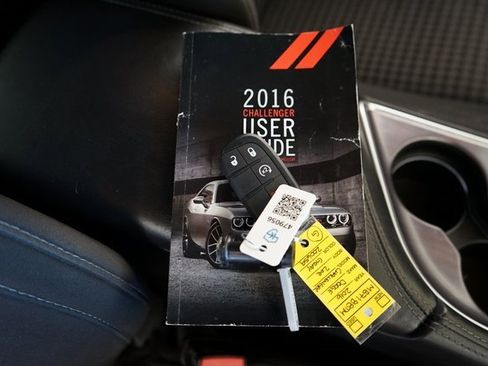 Used 2016 Dodge Challenger SXT image 40