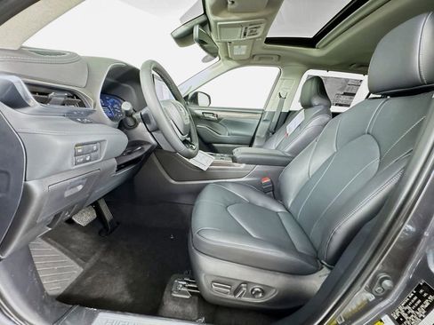Used 2025 Toyota Highlander Limited image 15
