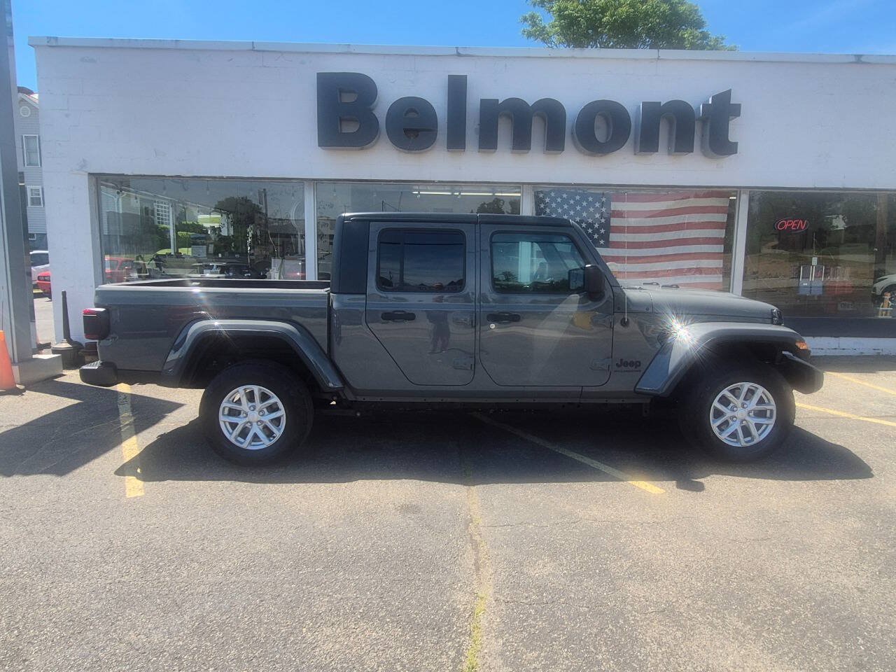 Used 2023 Jeep Gladiator Sport AWD/4WD image 2