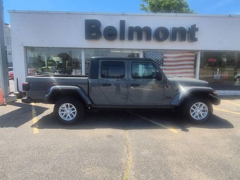 Used 2023 Jeep Gladiator Sport AWD/4WD image 2