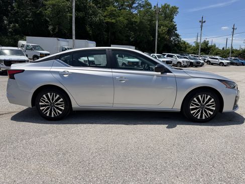 Used 2025 Nissan Altima 2.5 SV FWD image 7