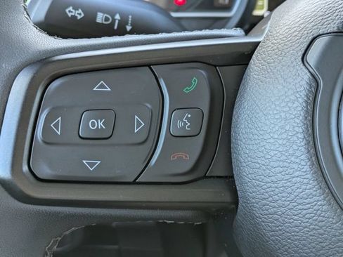 Certified 2025 Jeep Gladiator Sport AWD/4WD image 17