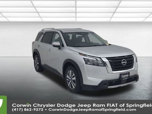 Used 2025 Nissan Pathfinder SL image 3