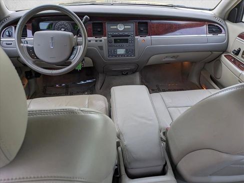 Used 2005 Lincoln Town Car Signature RWD image 15