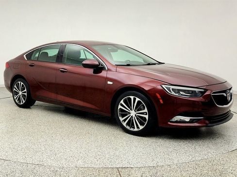 Used 2018 Buick Regal Essence w/ Driver Confidence Package #1 FWD image 3