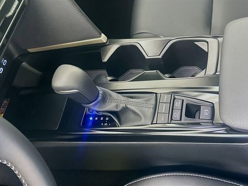 Used 2025 Toyota Camry SE image 17