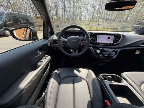 New 2026 Chrysler Pacifica Select image 13