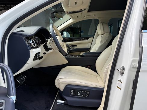 Used 2020 Bentley Bentayga image 27