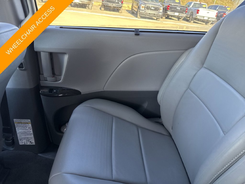 Used 2017 Toyota Sienna XLE Premium FWD image 26