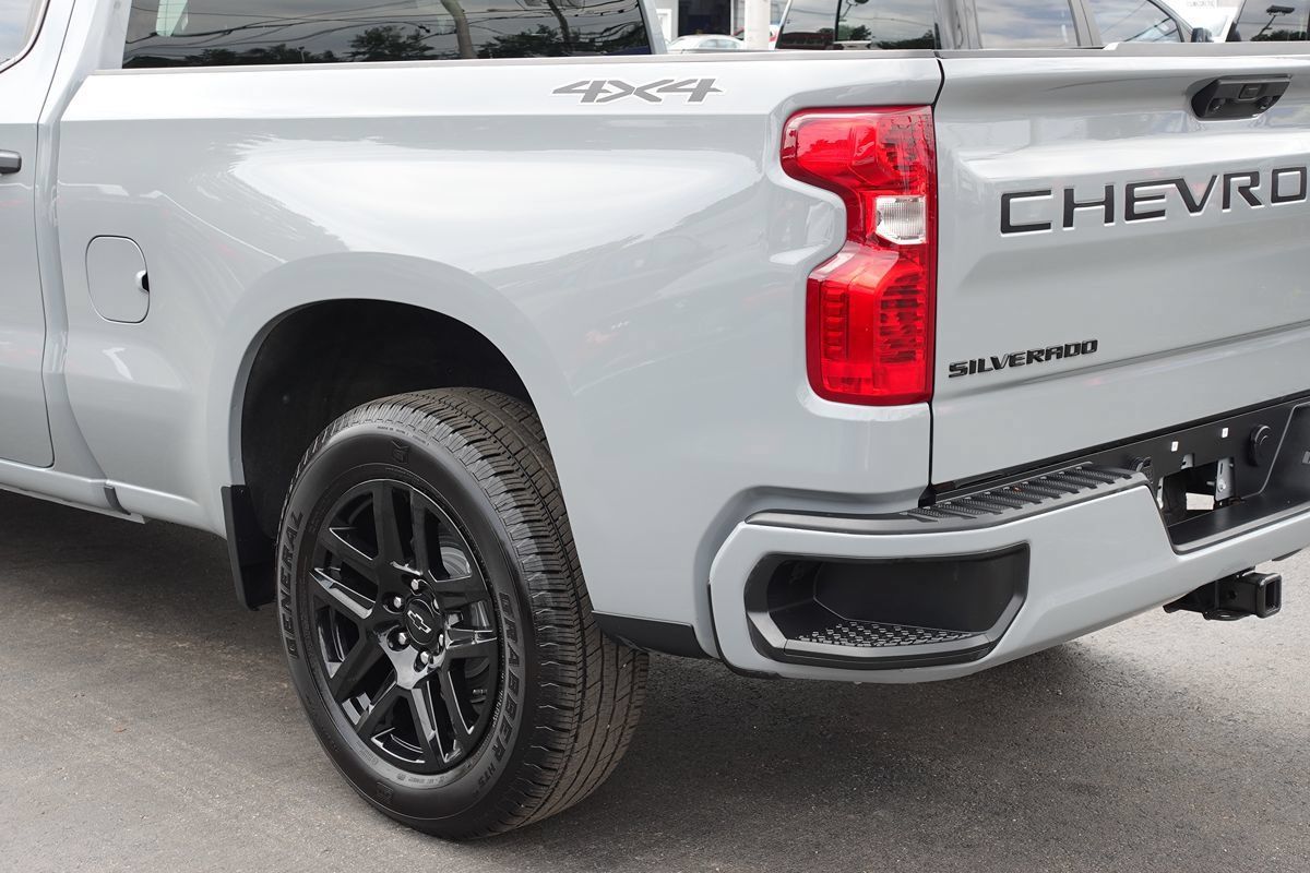 Used 2024 Chevrolet Silverado 1500 Custom w/ Dark Appearance Package AWD/4WD image 9