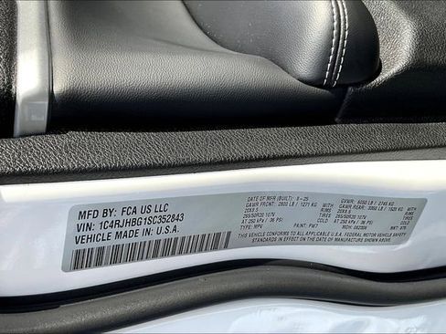 New 2025 Jeep Grand Cherokee Limited w/ Black Appearance Package image 14