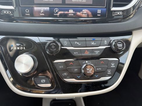 Used 2023 Chrysler Pacifica Touring-L image 7