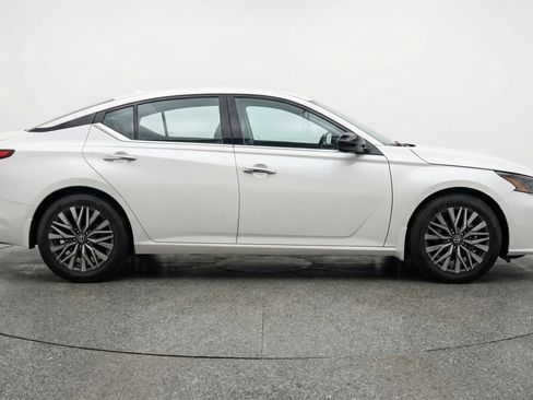 Used 2025 Nissan Altima 2.5 SV image 11