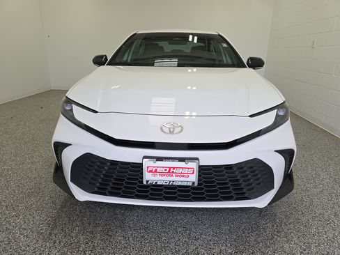 Used 2025 Toyota Camry SE w/ Convenience Package FWD image 4