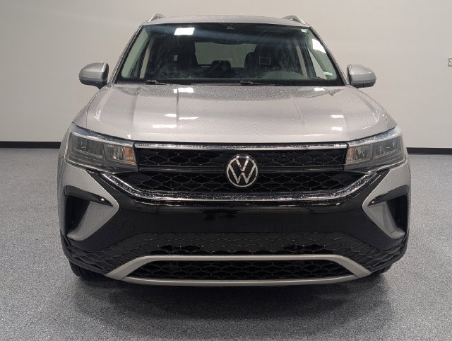 Used 2024 Volkswagen Taos SE FWD image 3