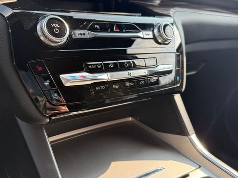 Used 2024 Ford Explorer Limited image 17