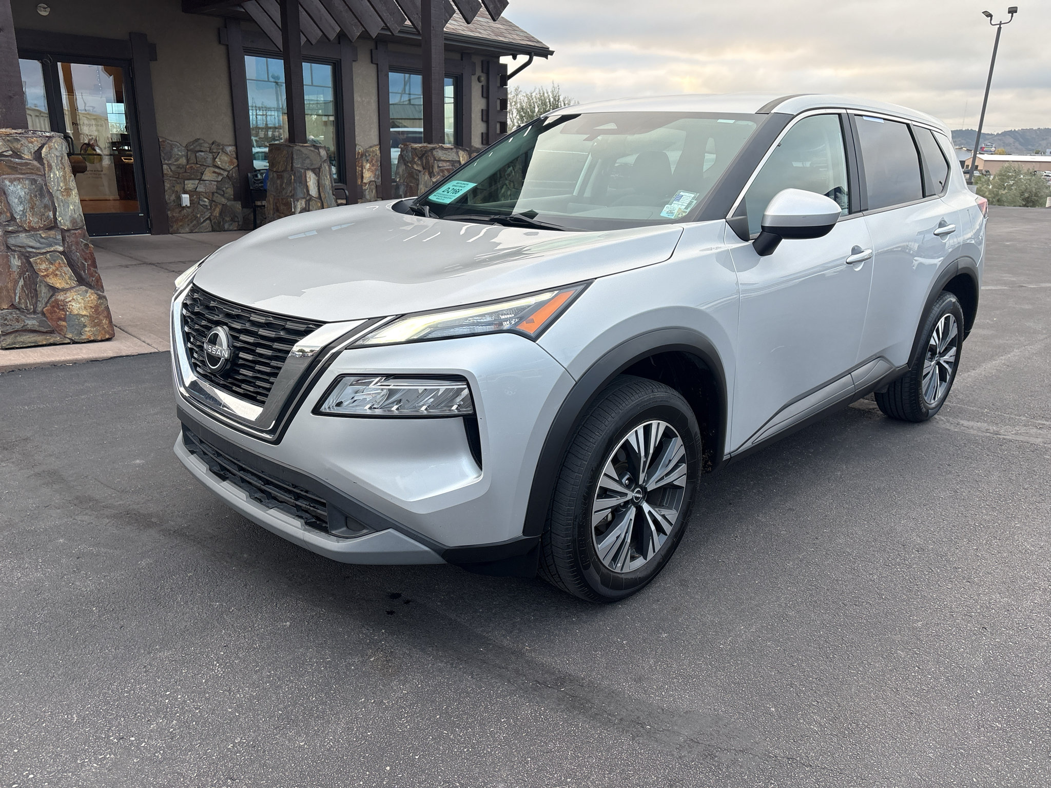 Used 2023 Nissan Rogue SV FWD image 2
