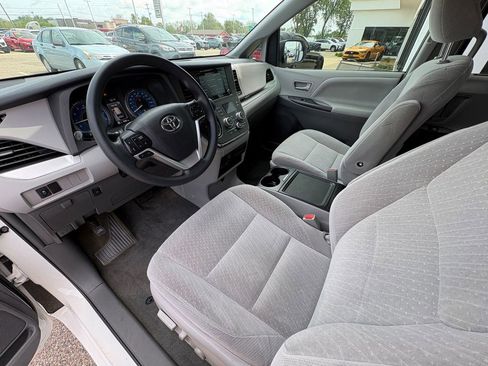 Used 2018 Toyota Sienna LE FWD image 14