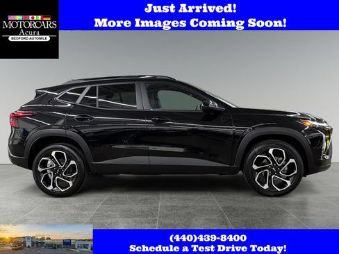 Used 2025 Chevrolet Trax RS FWD image 2