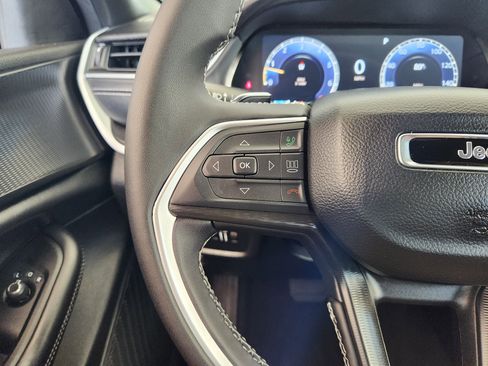 Used 2025 Jeep Grand Cherokee Laredo X image 29